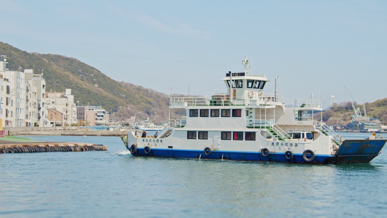 从尾道海峡看到尾道大桥桥和渡船。岛上海道的风景视频素材