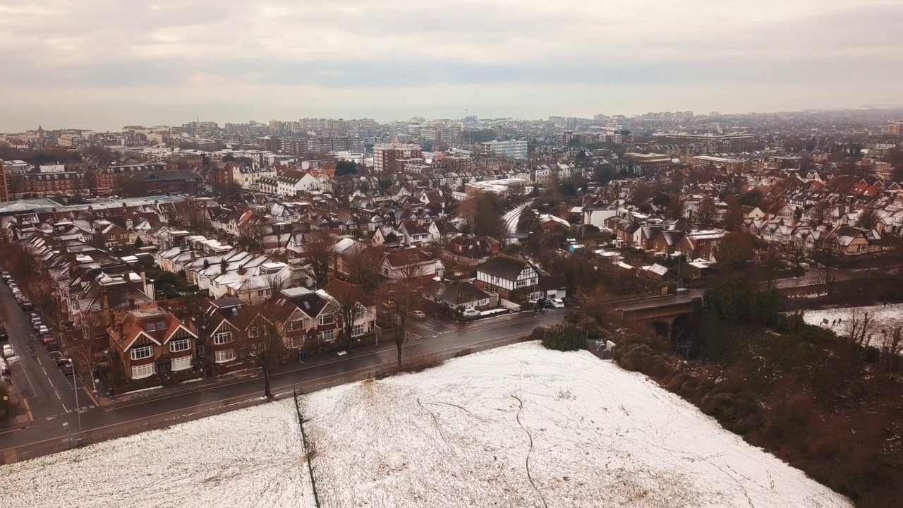 无人机拍摄的白雪覆盖的布莱顿视频素材