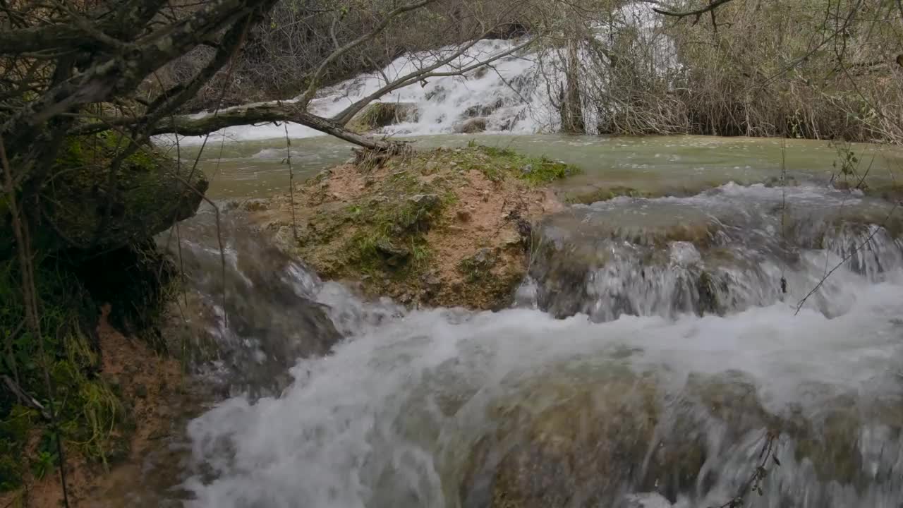 山间河流，瀑布清澈透明的水。视频素材