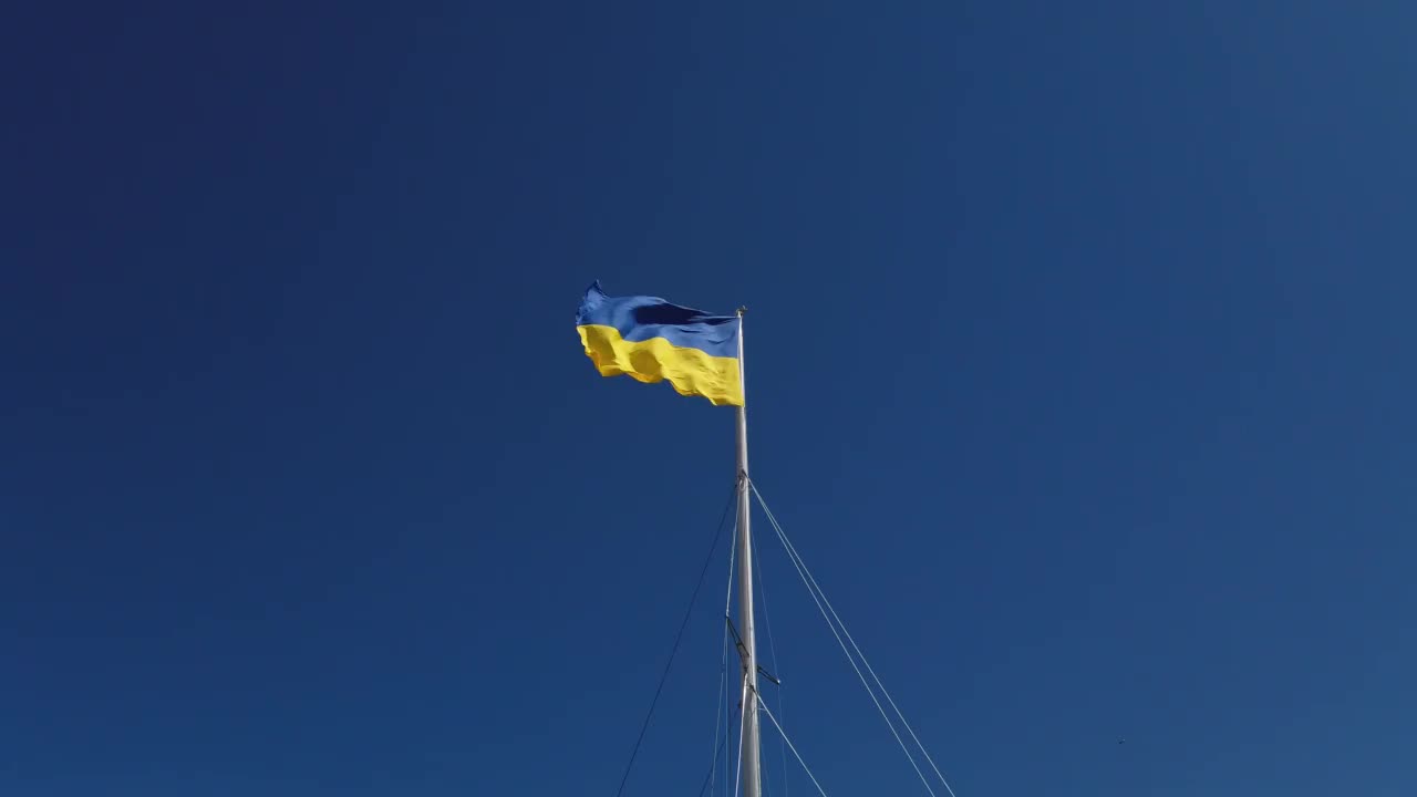 乌克兰国旗在风中飘扬视频素材