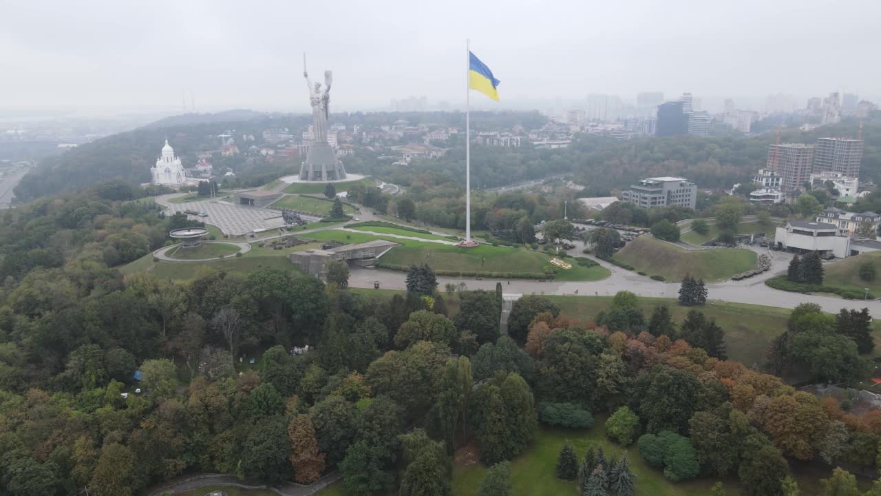 独立的乌克兰国旗悬挂在首都基辅市中心视频素材