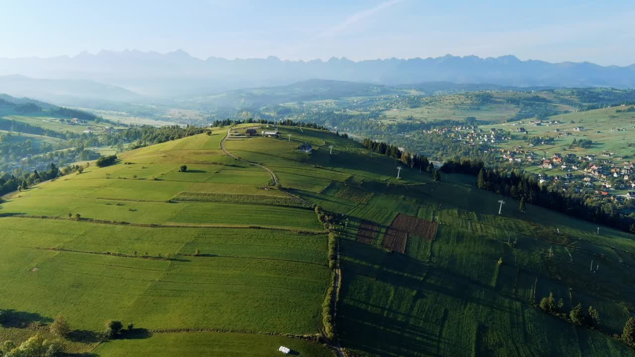 在波兰的假期-塔特拉山脉和Podhale地区的鸟瞰图视频素材