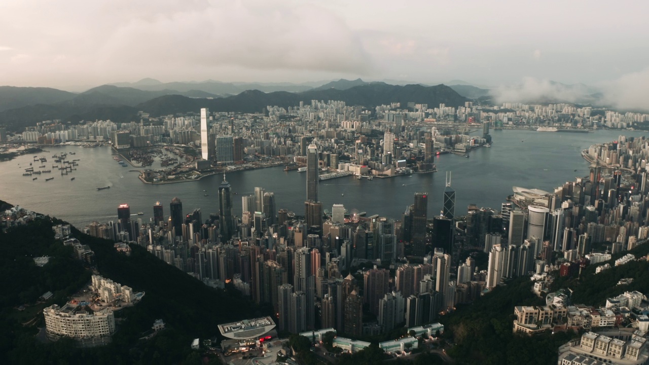 香港城市全景俯视图。无人机拍摄的摩天大楼画面视频素材