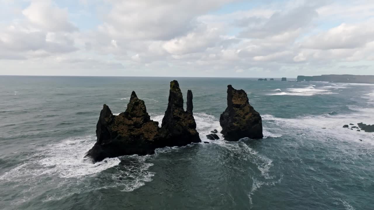 冰岛Reynisdrangar海塔维克圈无人机飞行视频4K视频素材