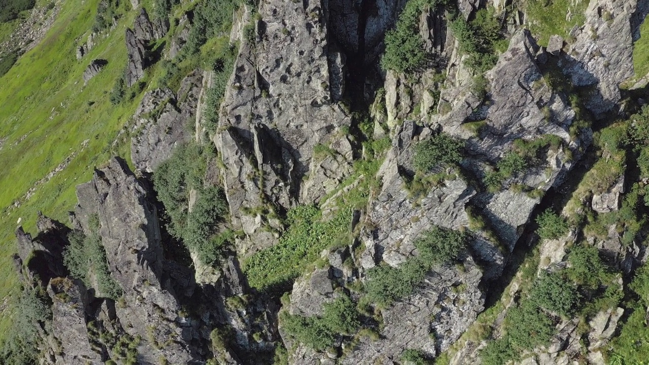 喀尔巴阡山脉的斯皮茨山岩石山峰的鸟瞰图，夏季山脉的景观视频素材