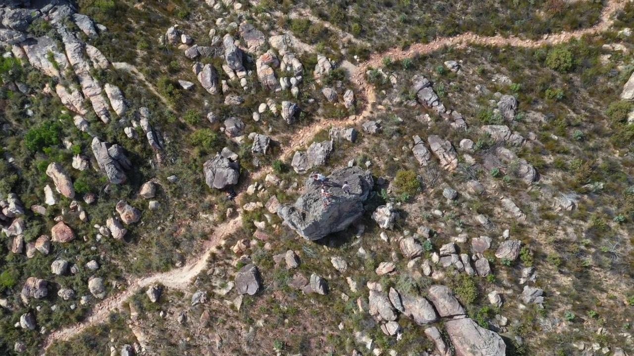 南非，徒步旅行者在遥远的风景中攀爬岩层视频素材