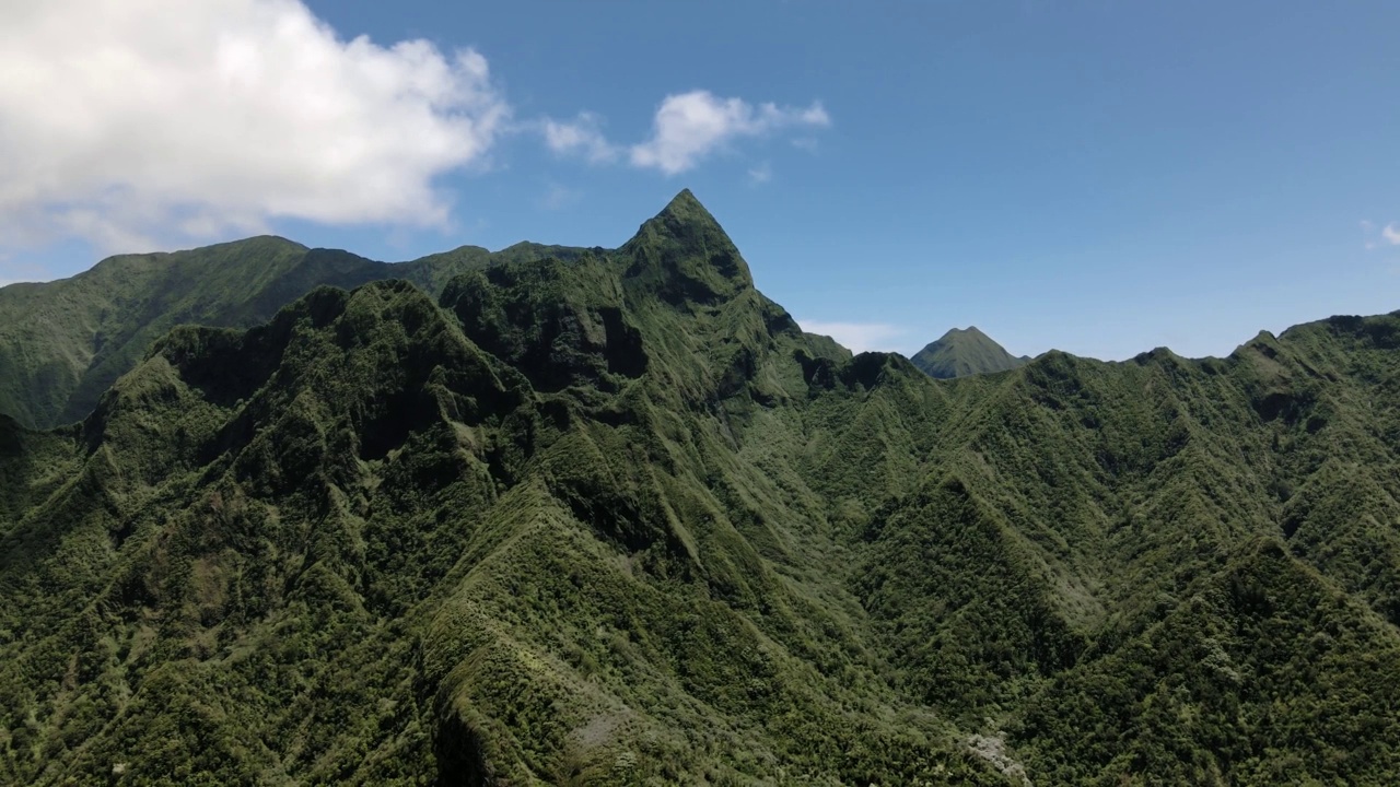 航拍西毛伊山脉的高峰，无人机拍摄的山脉，雨林和晴朗的夏季天空在夏威夷，美国视频素材