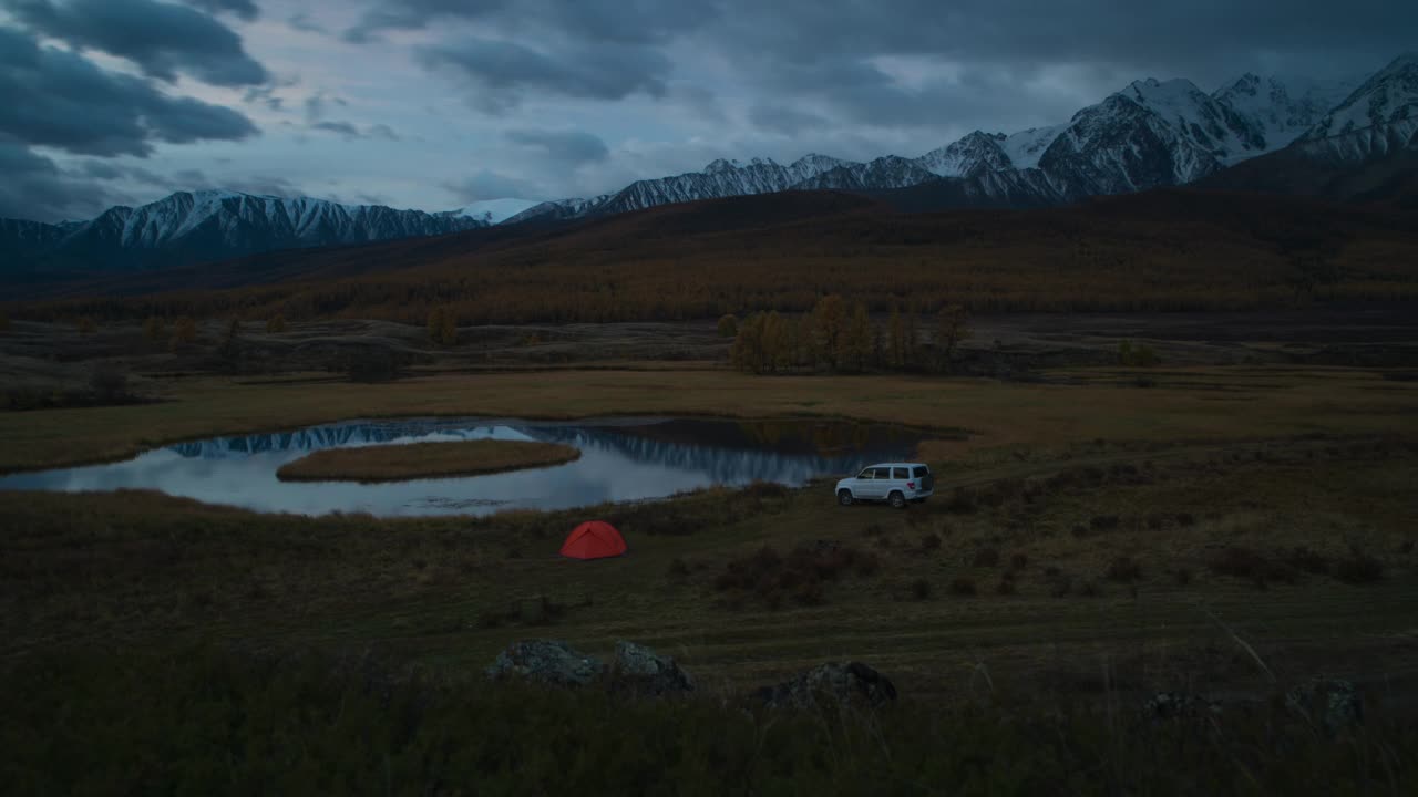 用红色帐篷和汽车在山间湖边露营的时光视频素材