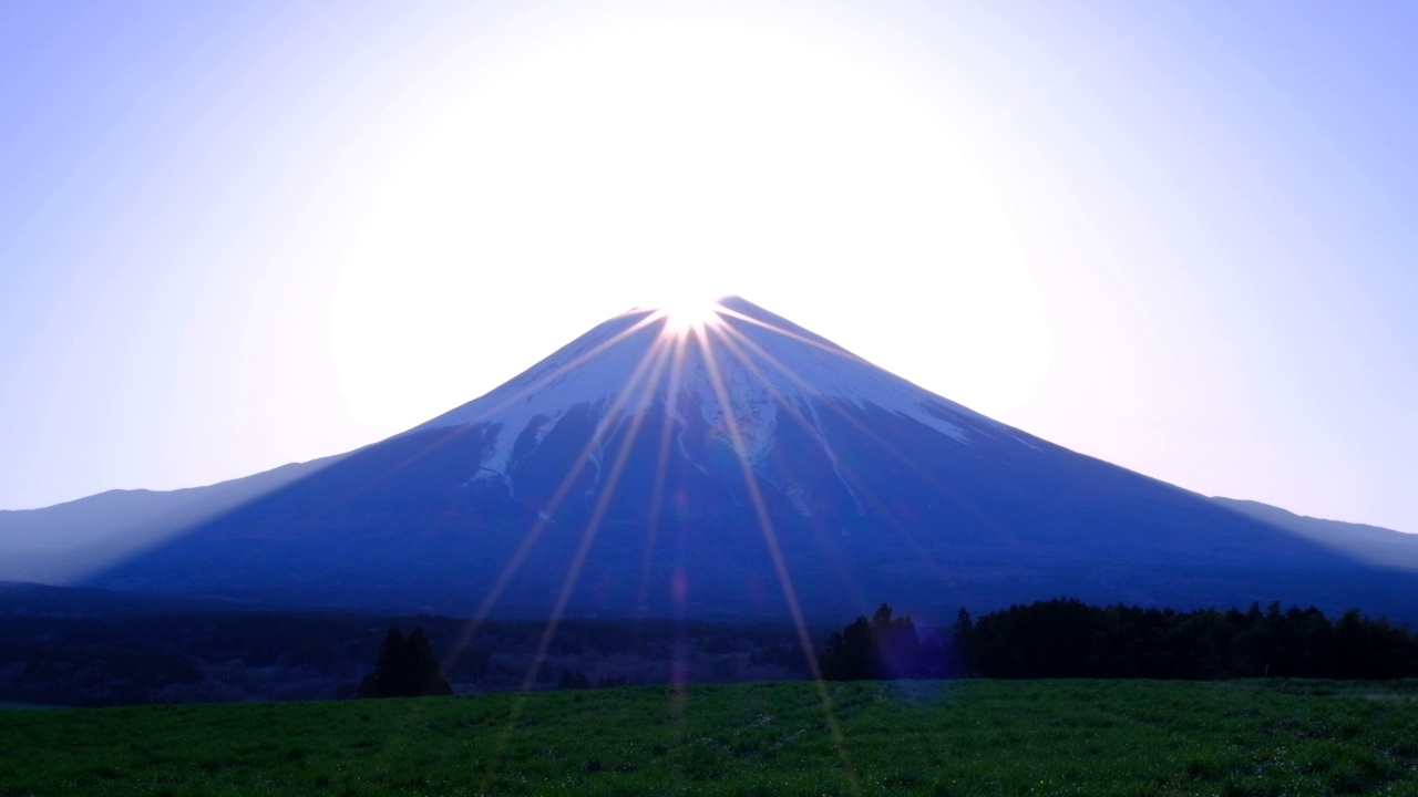 钻石富士山在浅尻高原上清澈的蓝天上视频下载