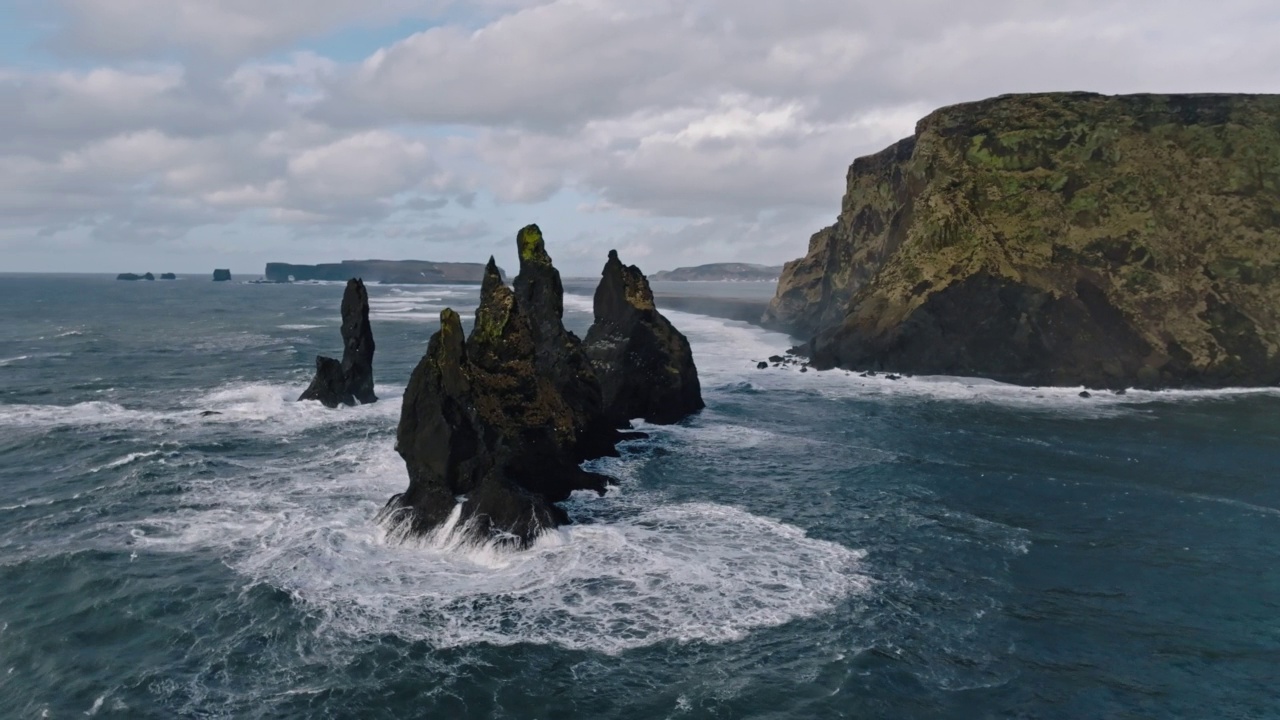 冰岛Vík í Mýrdal Reynisdrangar海岩无人机盘旋飞行视频素材