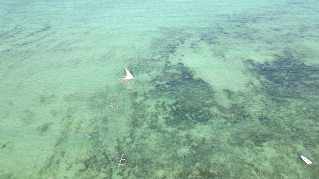 坦桑尼亚桑给巴尔海岸附近，一艘船漂浮在海面上视频素材