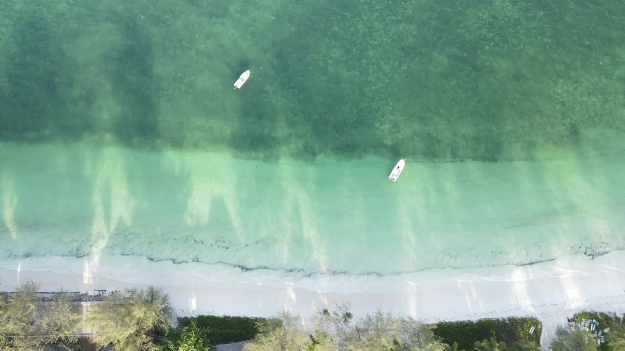 坦桑尼亚桑给巴尔海岸附近的海上小船视频素材