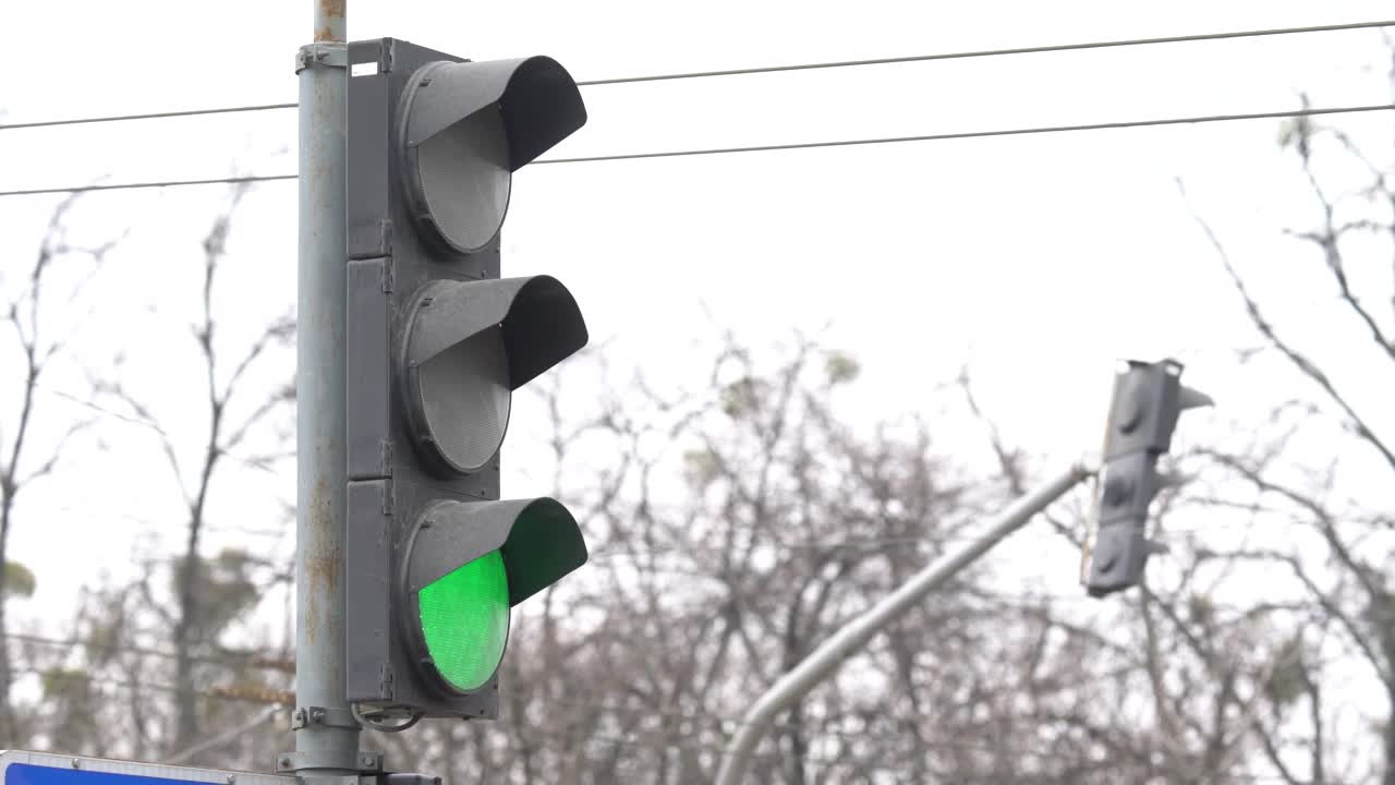 白天道路上的交通灯的特写视频素材