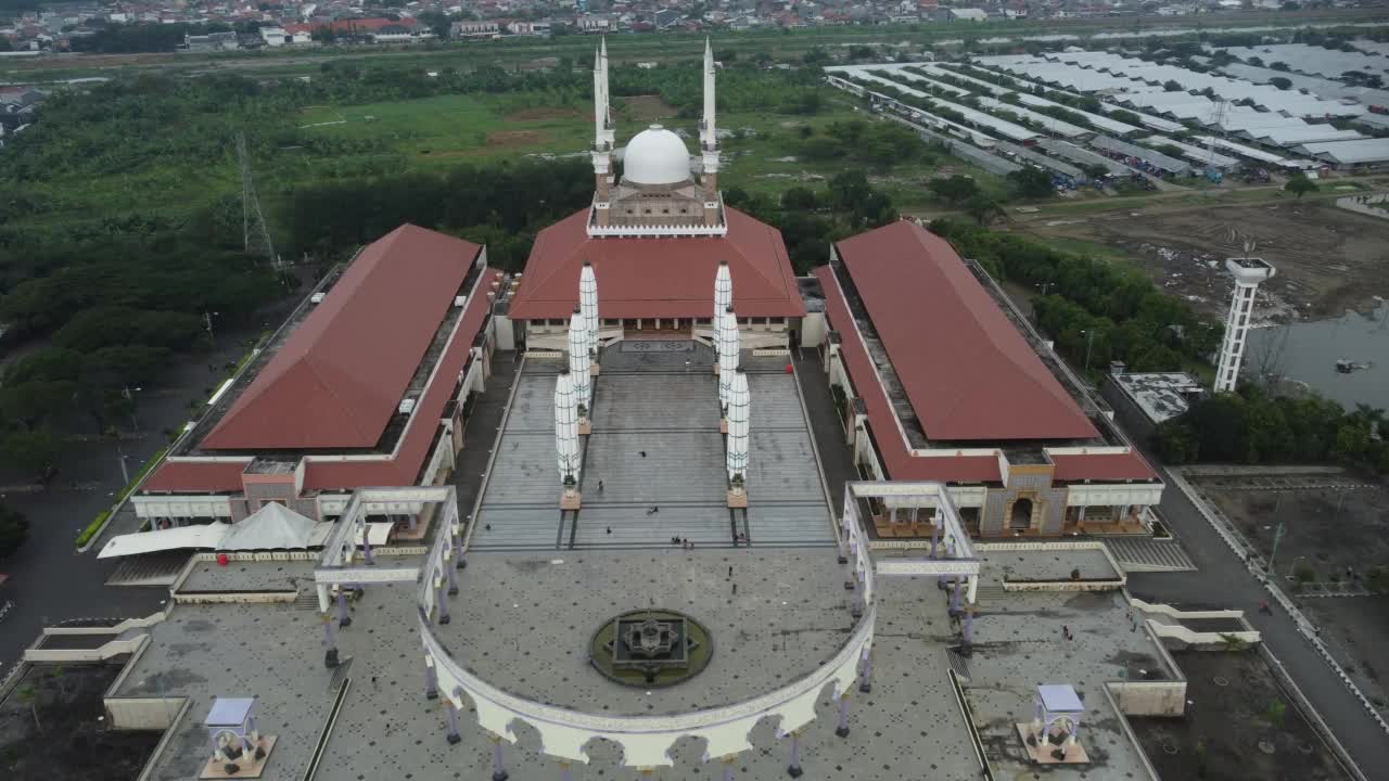 鸟瞰中爪哇大清真寺(Masjid Agung Jawa Tengah)。视频下载