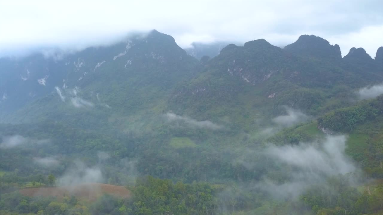 鸟瞰图。飞越高山森林与美丽的云雾，在Doi琅清道，泰国清迈。视频素材