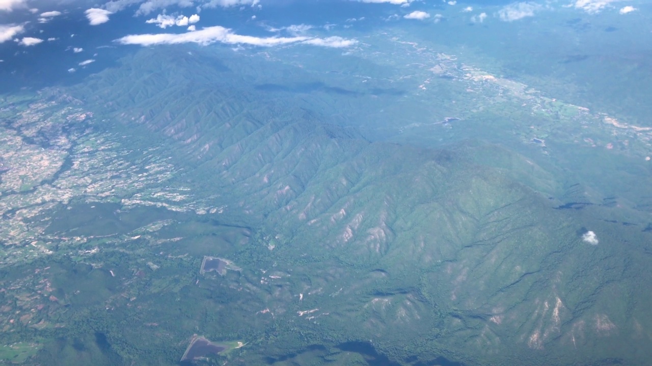 飞越泰国山。令人难以置信的美丽风景，山顶在夕阳的余晖中。视频素材