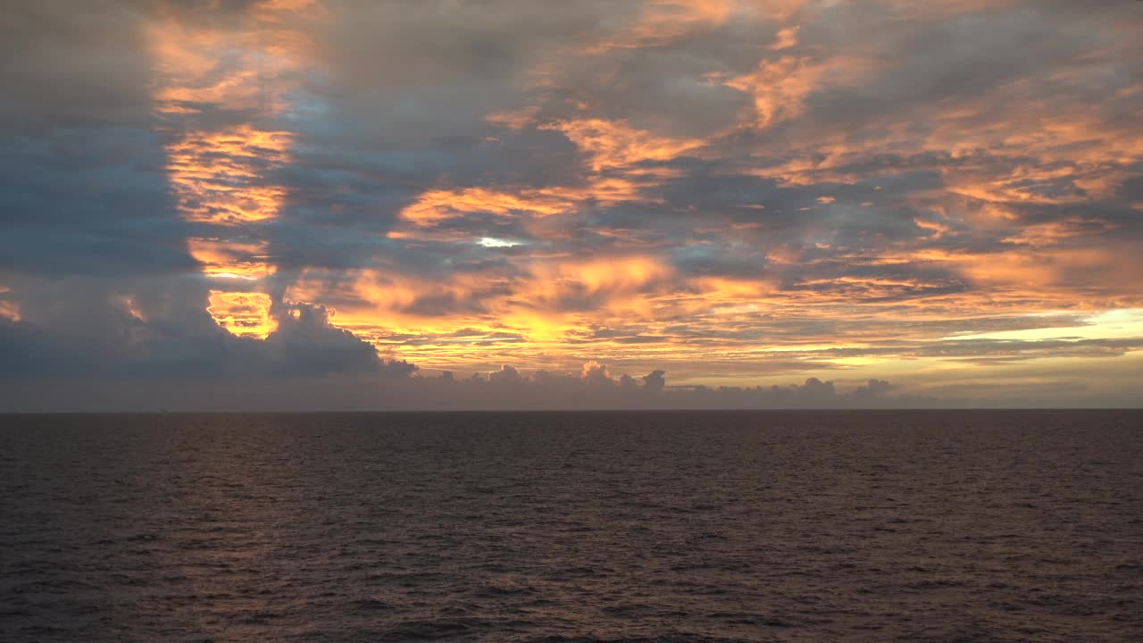 美丽的海上日出在离岸，惊人的色彩，光束照耀通过云景视频素材