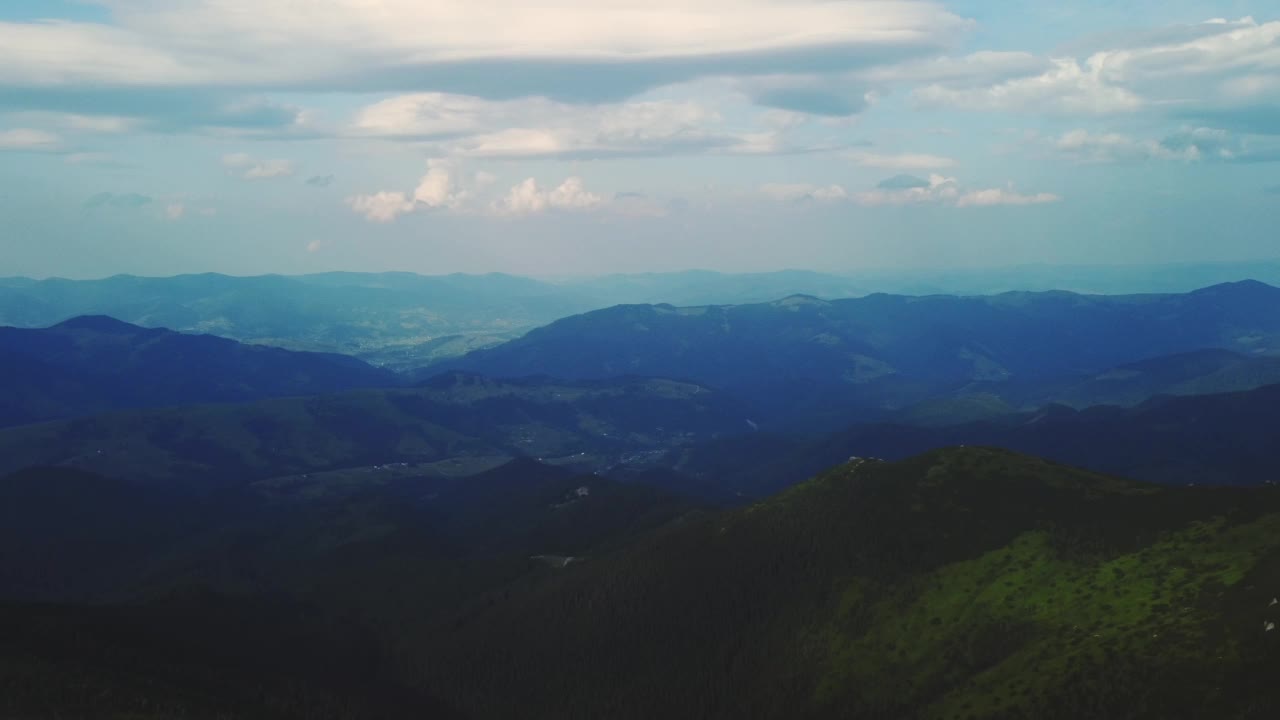 喀尔巴阡山脉的鸟瞰图视频素材