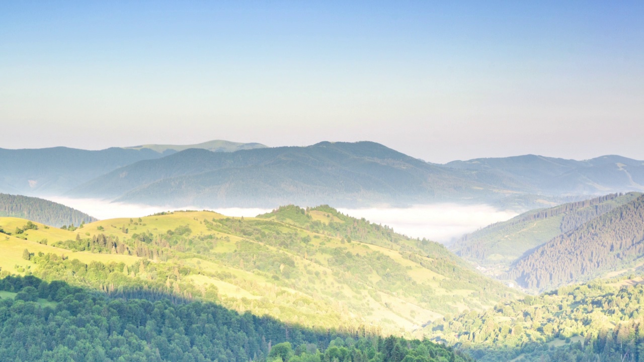 太阳山脉的美妙夏日森林。秋天没有自然景观。喀尔巴阡山上的村庄。日出的光线透过雾和云。乌克兰喀尔巴阡山脉Synevyr山口上的乡间休憩地。视频素材