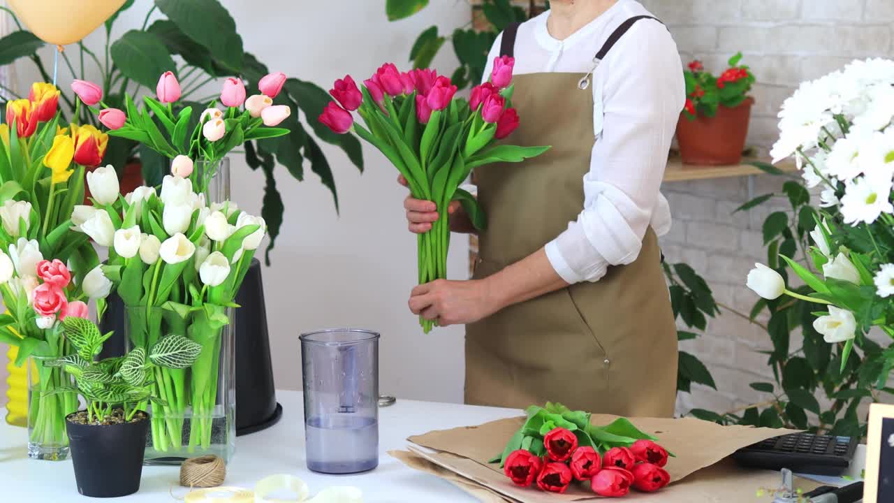 花店里照料鲜花的花匠视频素材