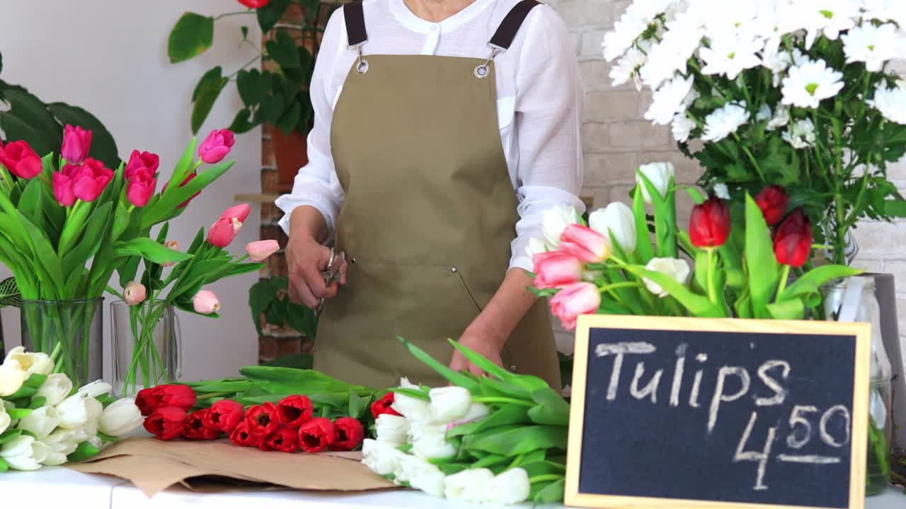 花匠在花店里剪花视频素材