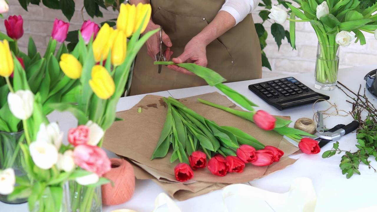 花匠在花店里剪花视频素材