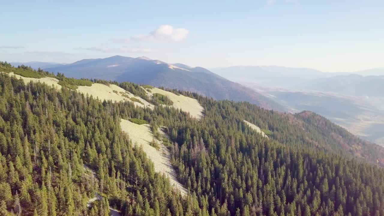 鸟瞰图上的美景。令人叹为观止的风景与全景山脉景观-喀尔巴阡山脉，辛尼维尔山口，卡缅卡山，乌克兰。4k格式的高质量拍摄视频素材