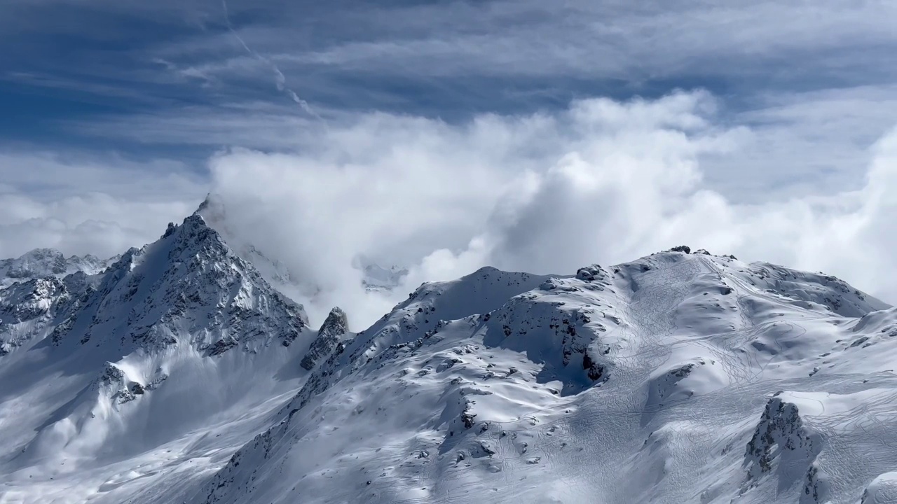 冬天的景色与雪山覆盖在法国阿尔卑斯山。视频素材