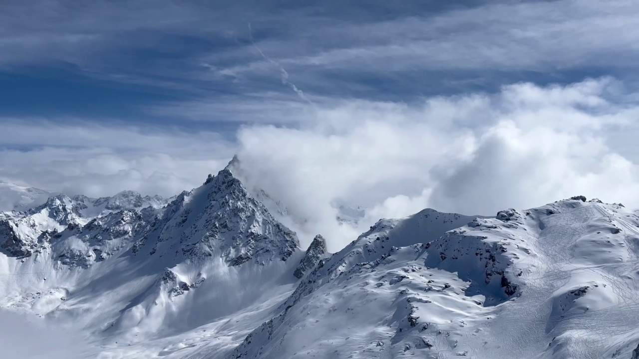 冬天的景色与雪山覆盖在法国阿尔卑斯山。视频素材