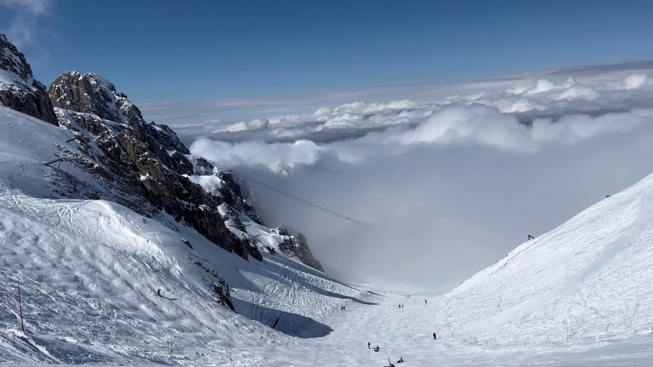 冬季的风景与云在高山Courchevel滑雪胜地法国阿尔卑斯山视频素材