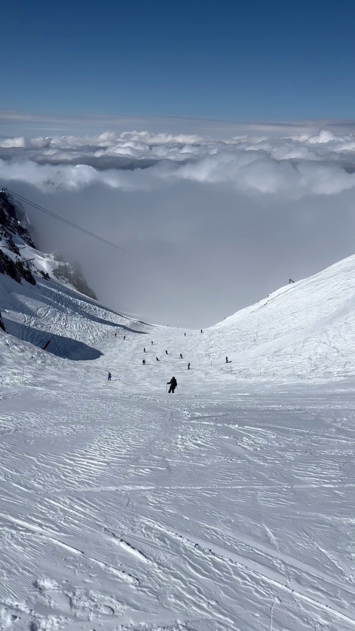 冬季的风景与云在高山Courchevel滑雪胜地法国阿尔卑斯山视频素材