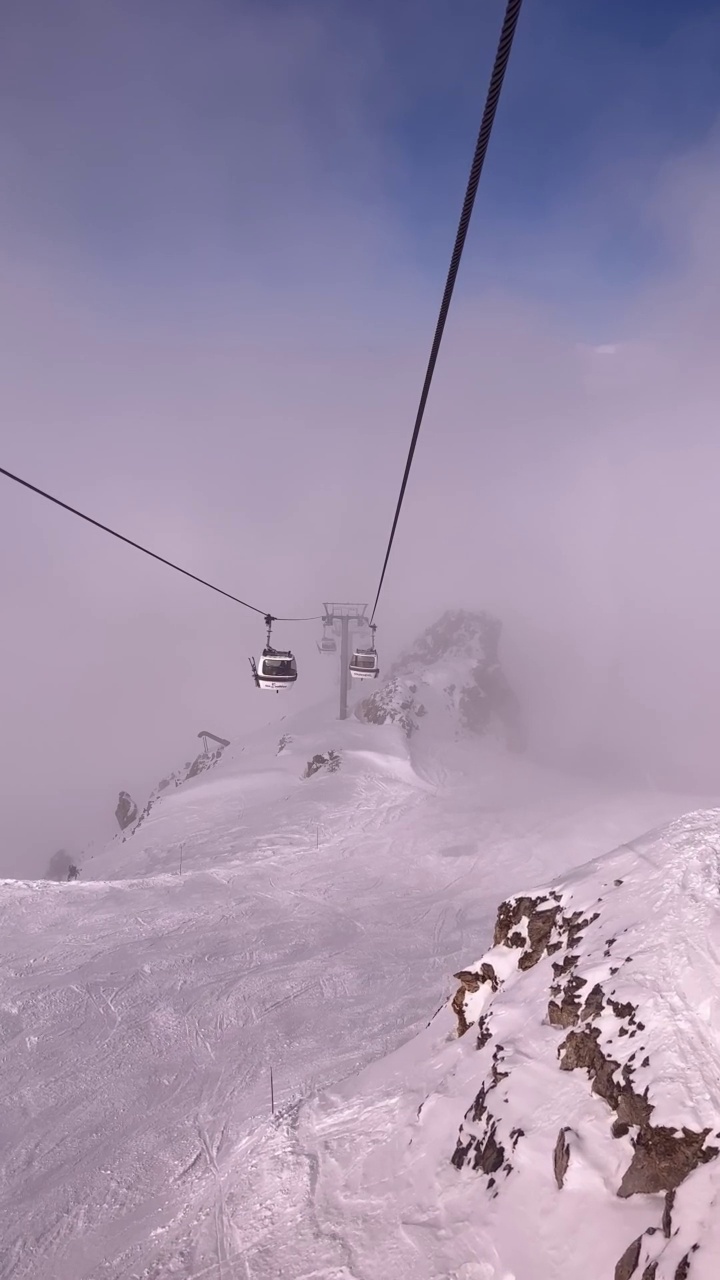 冬季风景与滑雪缆车在滑雪胜地之间的冬季云视频素材