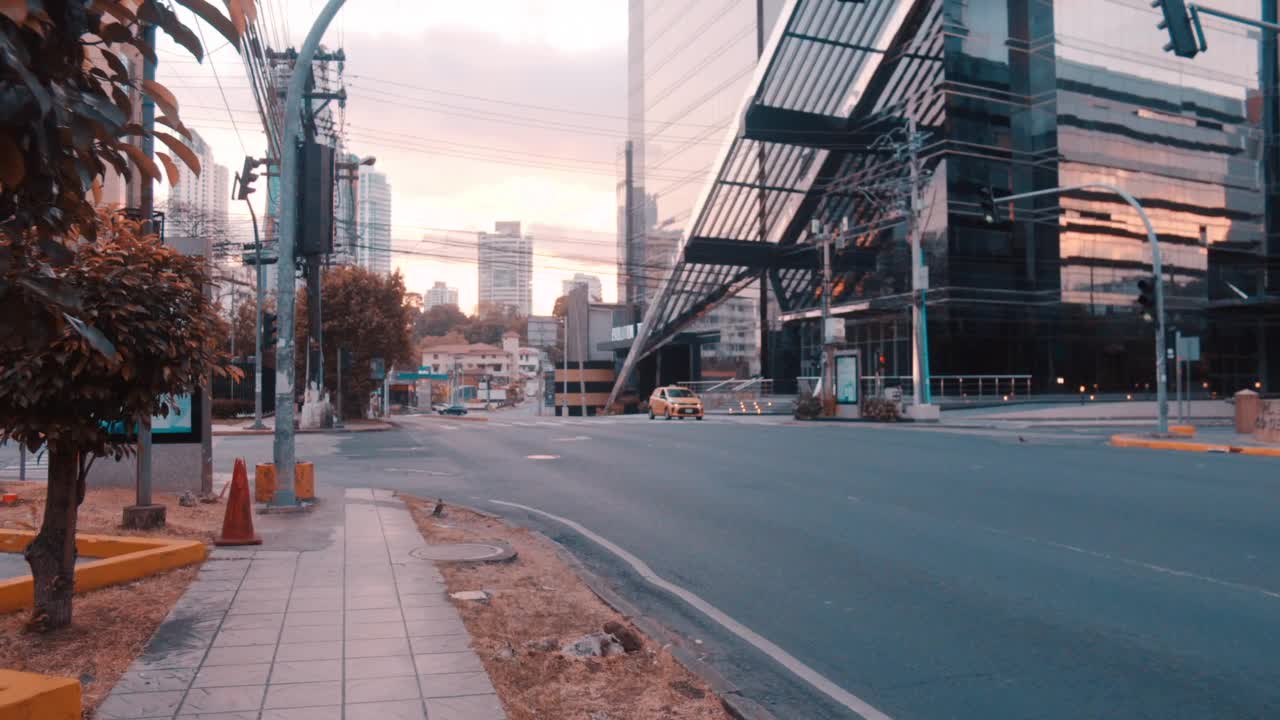 在社区隔离期间，城市里空荡荡的街道视频下载