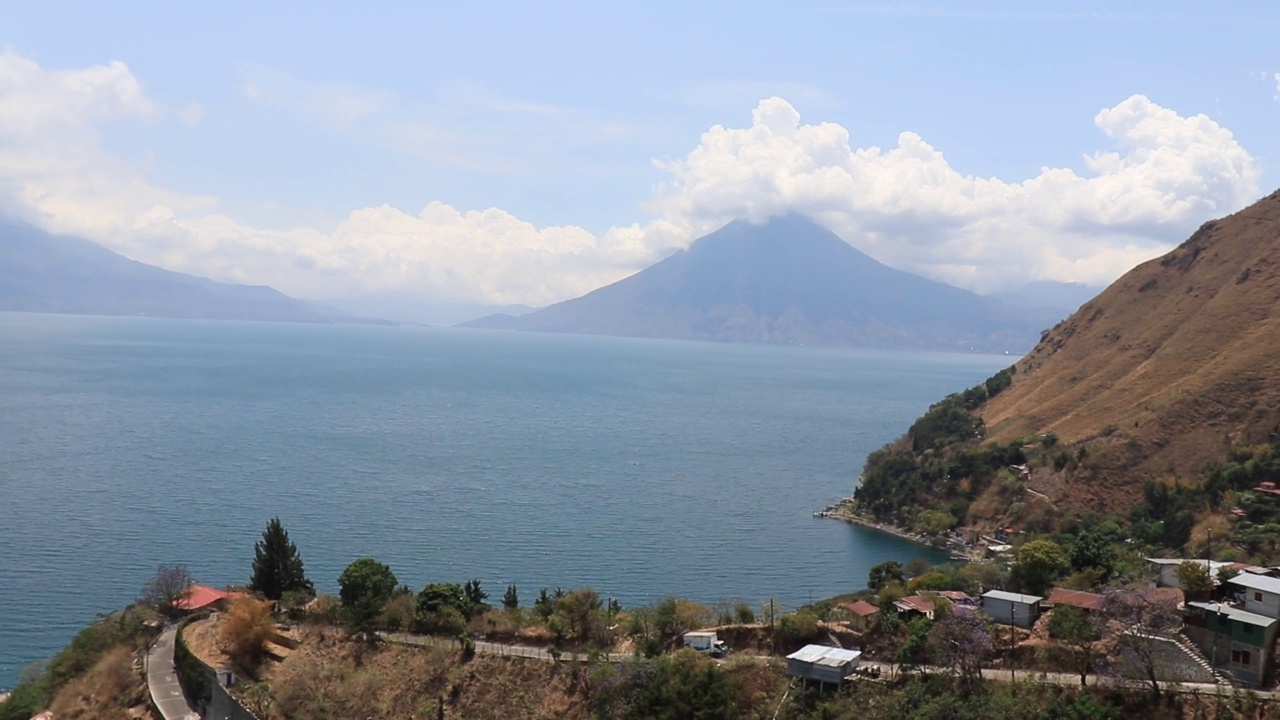 从圣克鲁斯拉古那山上的阿提特兰湖的景色视频素材