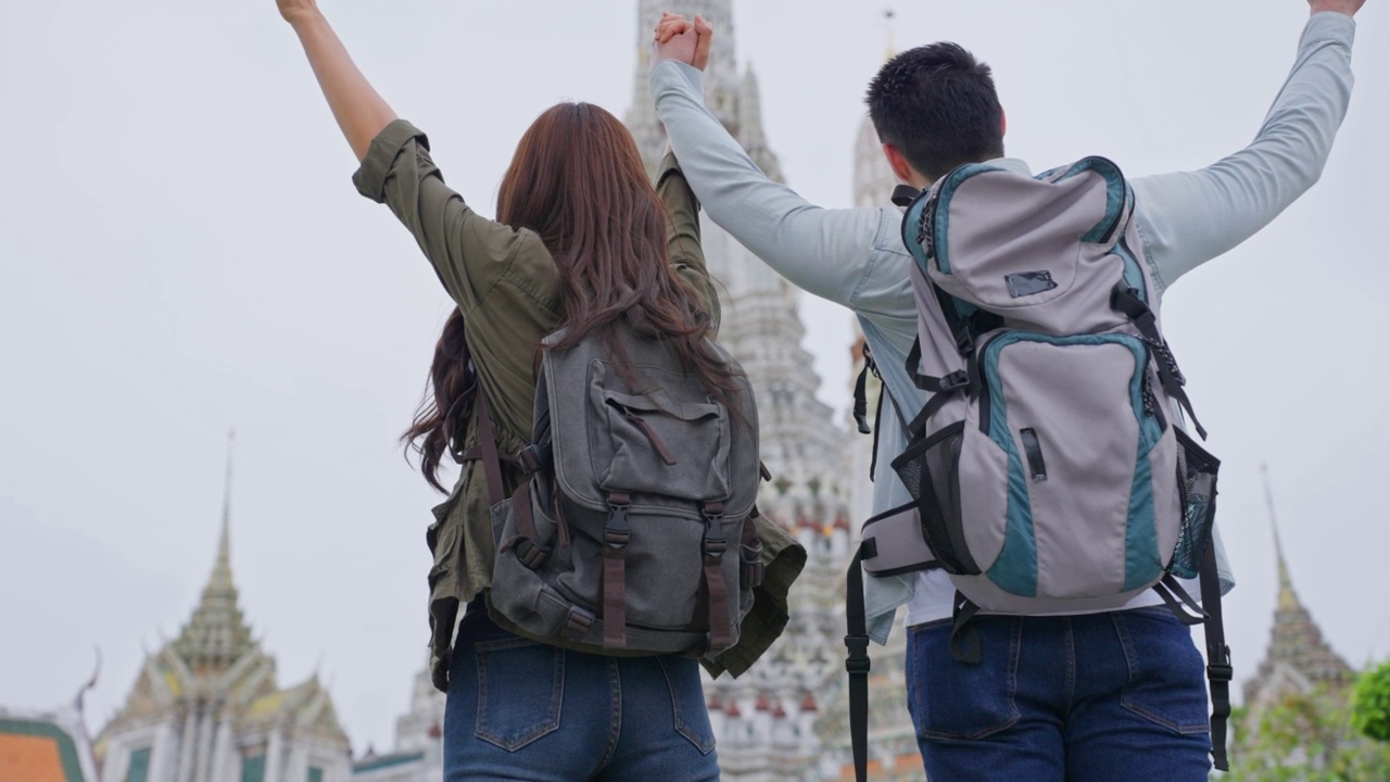 亚洲迷人浪漫情侣在城市旅行蜜月之旅。新婚年轻的男女背包客心情愉悦、兴奋不已，一起享受共度假期的时光视频素材