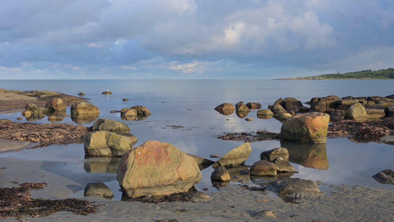 夏天早上的石头海滩，Vejbystrand, Skane, Kattegat，瑞典视频素材