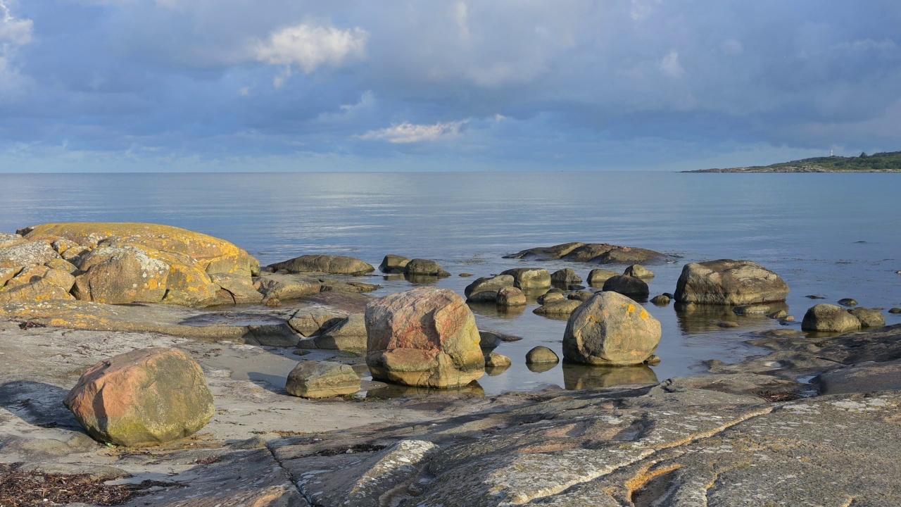 夏天早上的石头海滩，Vejbystrand, Skane, Kattegat，瑞典视频素材