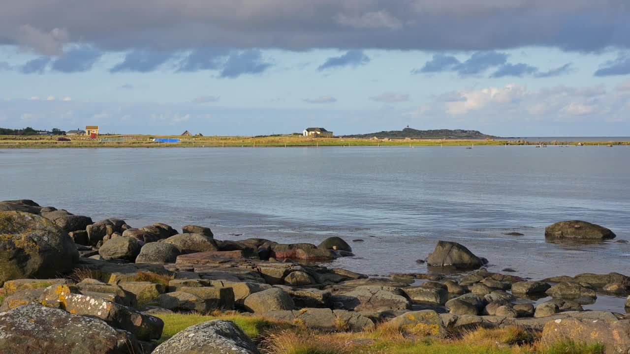 夏天早上的石头海滩，Vejbystrand, Skane, Kattegat，瑞典视频素材