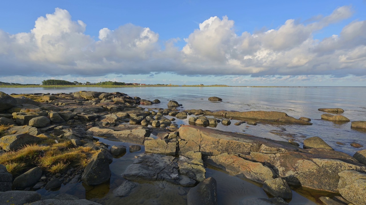 夏天早上的石头海滩，Vejbystrand, Skane, Kattegat，瑞典视频素材