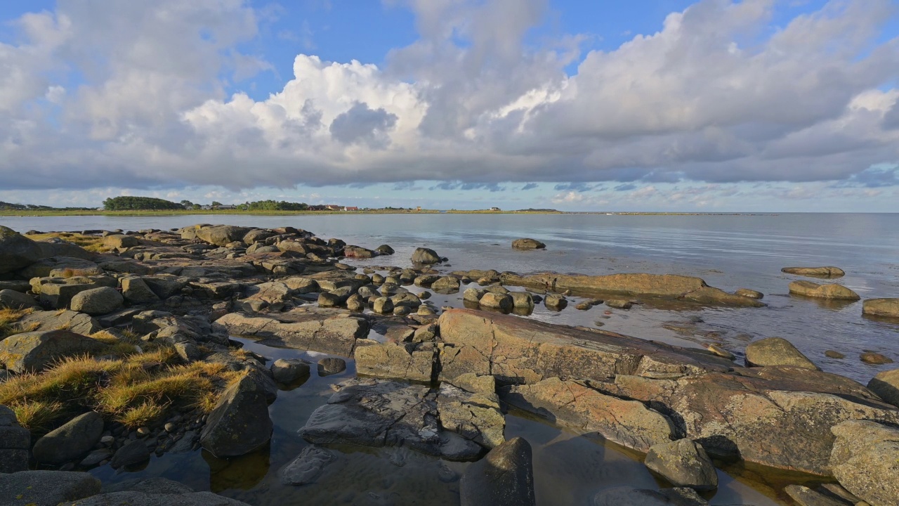 夏天早上的石头海滩，Vejbystrand, Skane, Kattegat，瑞典视频素材