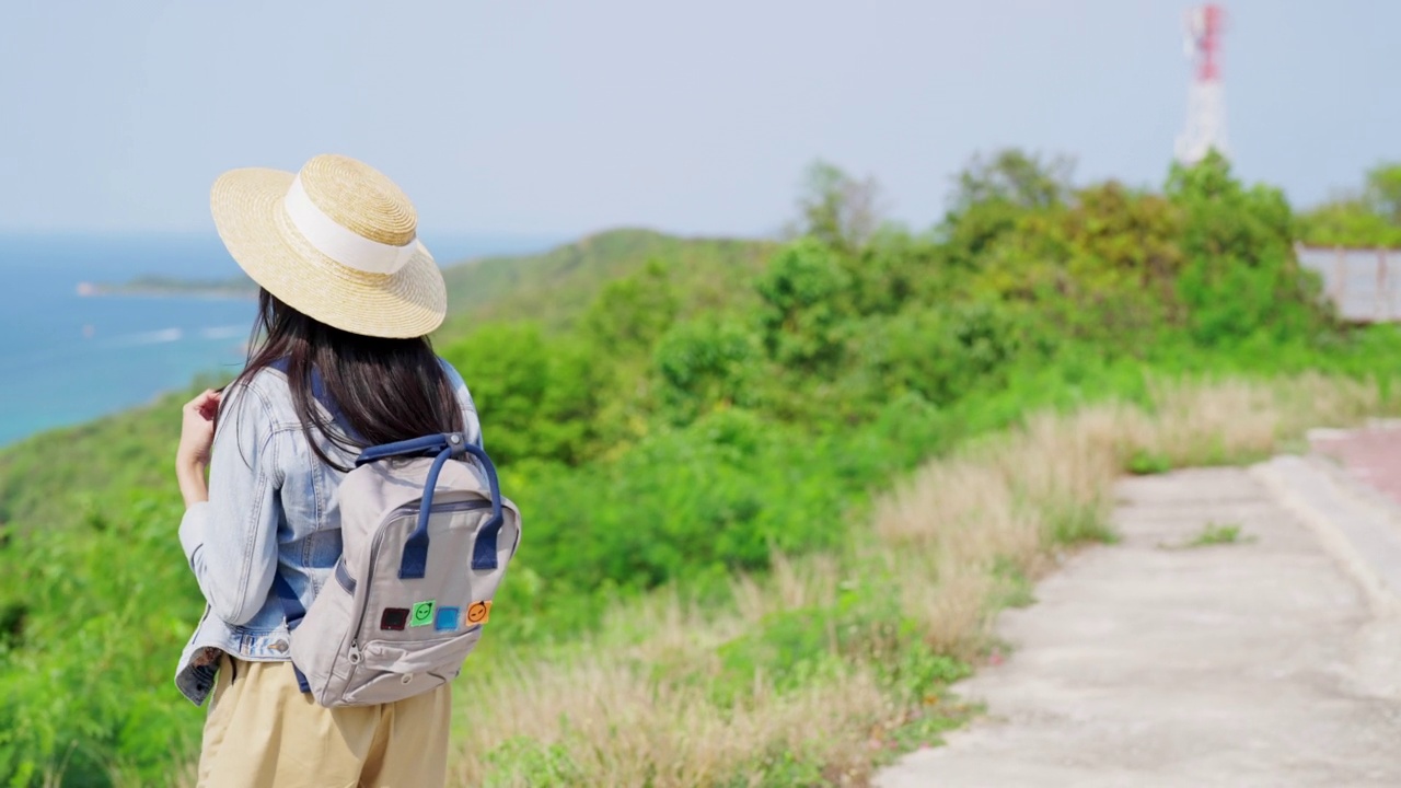 4K炎炎夏日，年轻的亚洲女子独自在热带海岛山上旅行。视频素材