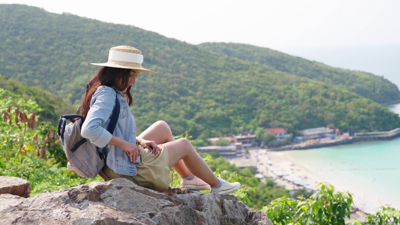 年轻的亚洲女性在热带岛屿度假旅行时用手机自拍视频素材