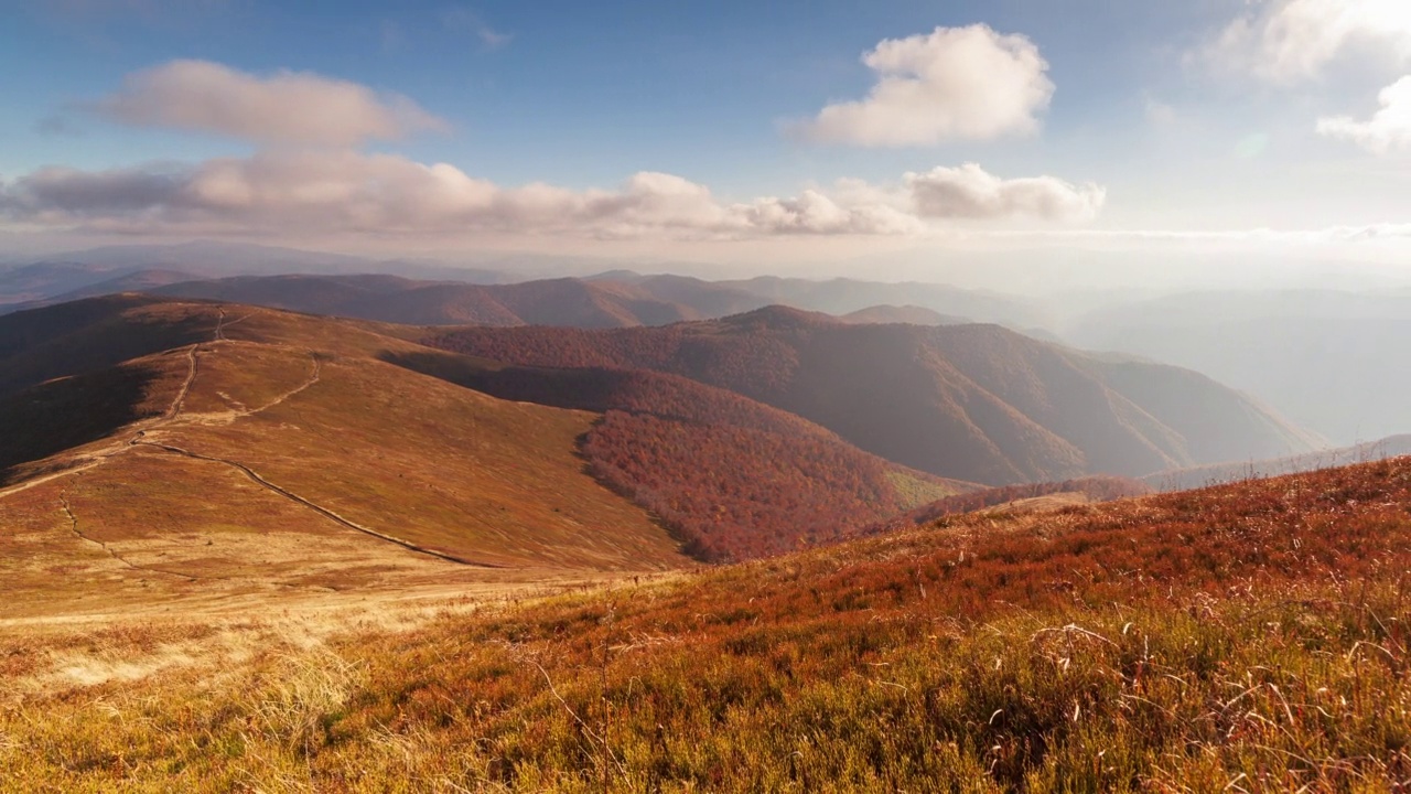 Pylypets喀尔巴阡山,乌克兰。山云顶观景观。从空中拍摄喀尔巴阡山脉Magura-Dzhide山脉的时间流逝。玄叶光一郎。免费派送Karpat。视频素材