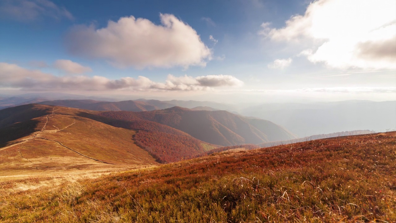 Pylypets喀尔巴阡山,乌克兰。山云顶观景观。从空中拍摄喀尔巴阡山脉Magura-Dzhide山脉的时间流逝。玄叶光一郎。免费派送Karpat。视频素材