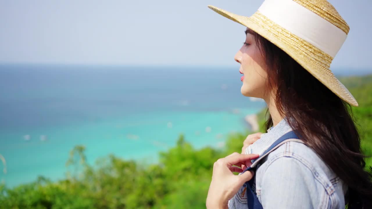 4K炎炎夏日，年轻的亚洲女子独自在热带海岛山上旅行。视频素材