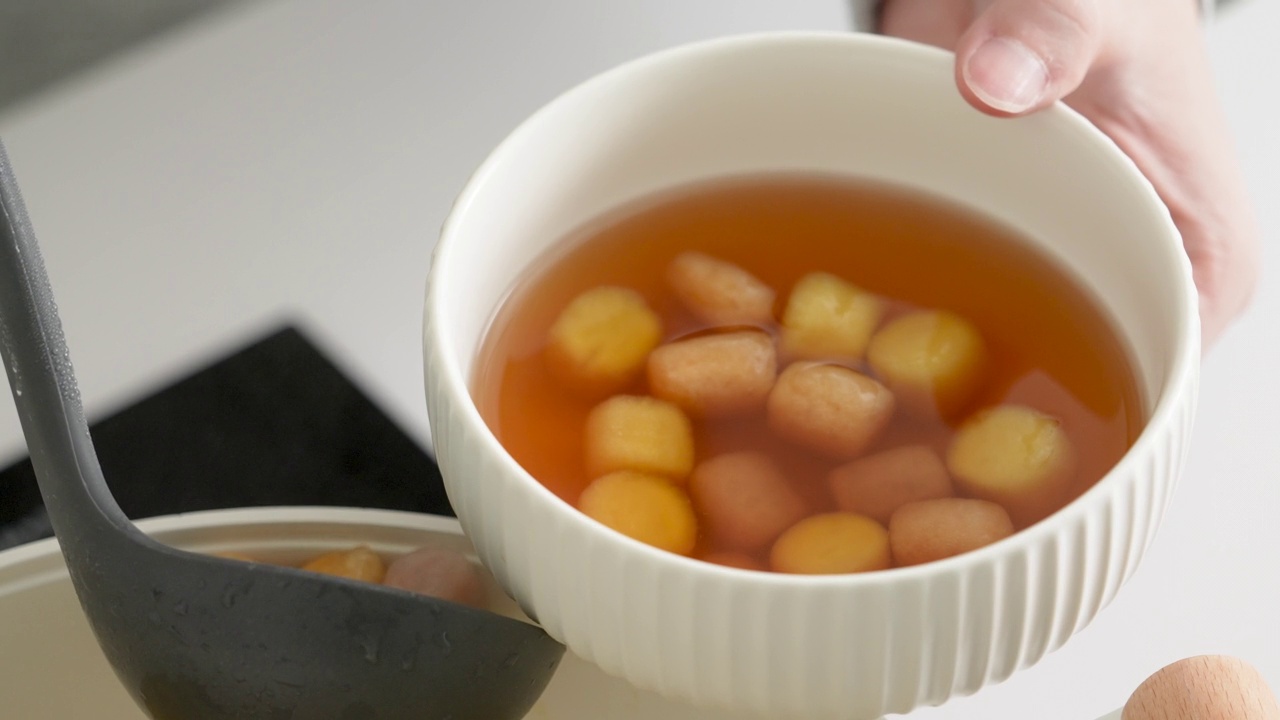 在家里烹饪传统的台湾甜点芋丸。视频素材