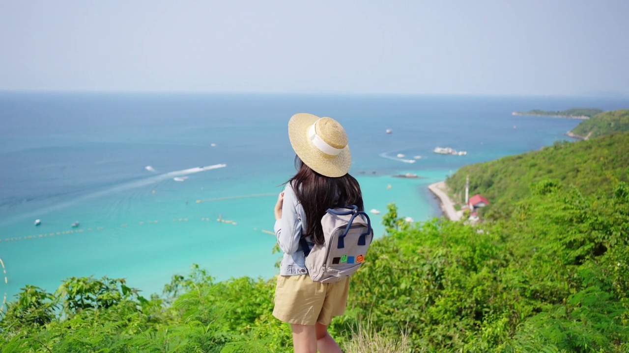 4K炎炎夏日，年轻的亚洲女子独自在热带海岛山上旅行。视频素材