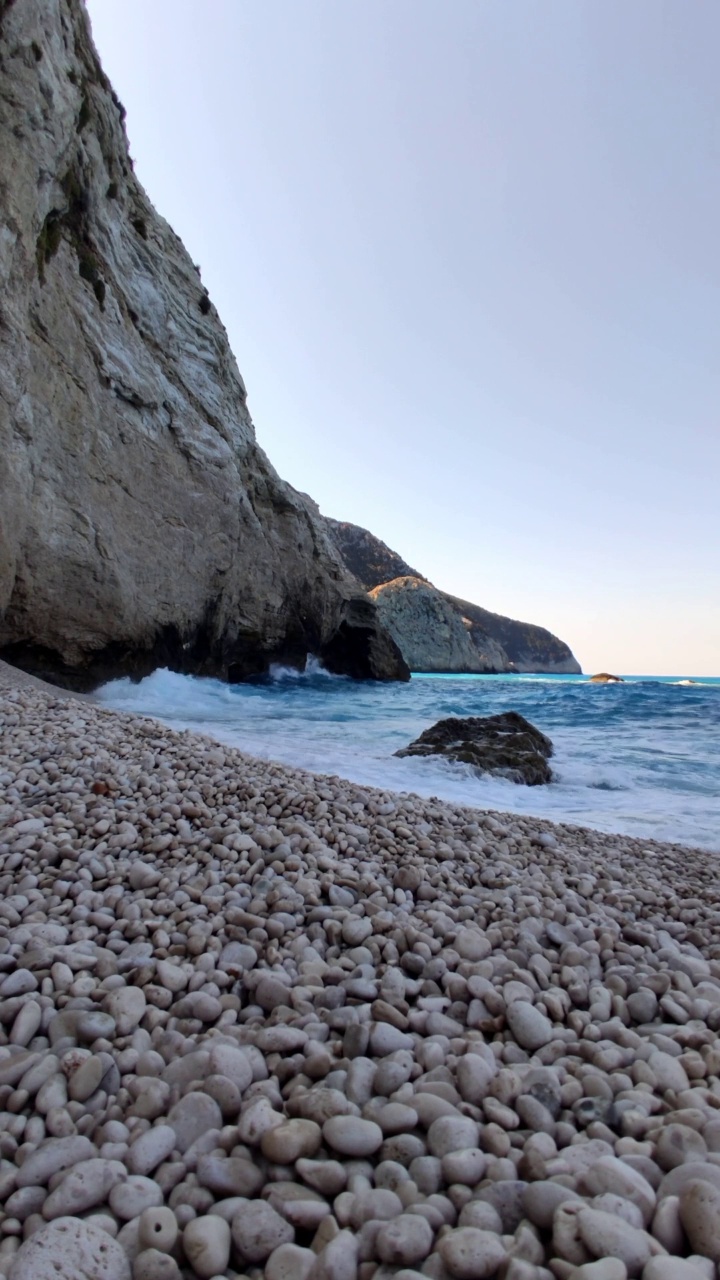 蓝色的大海，海浪，岩石海滩视频素材