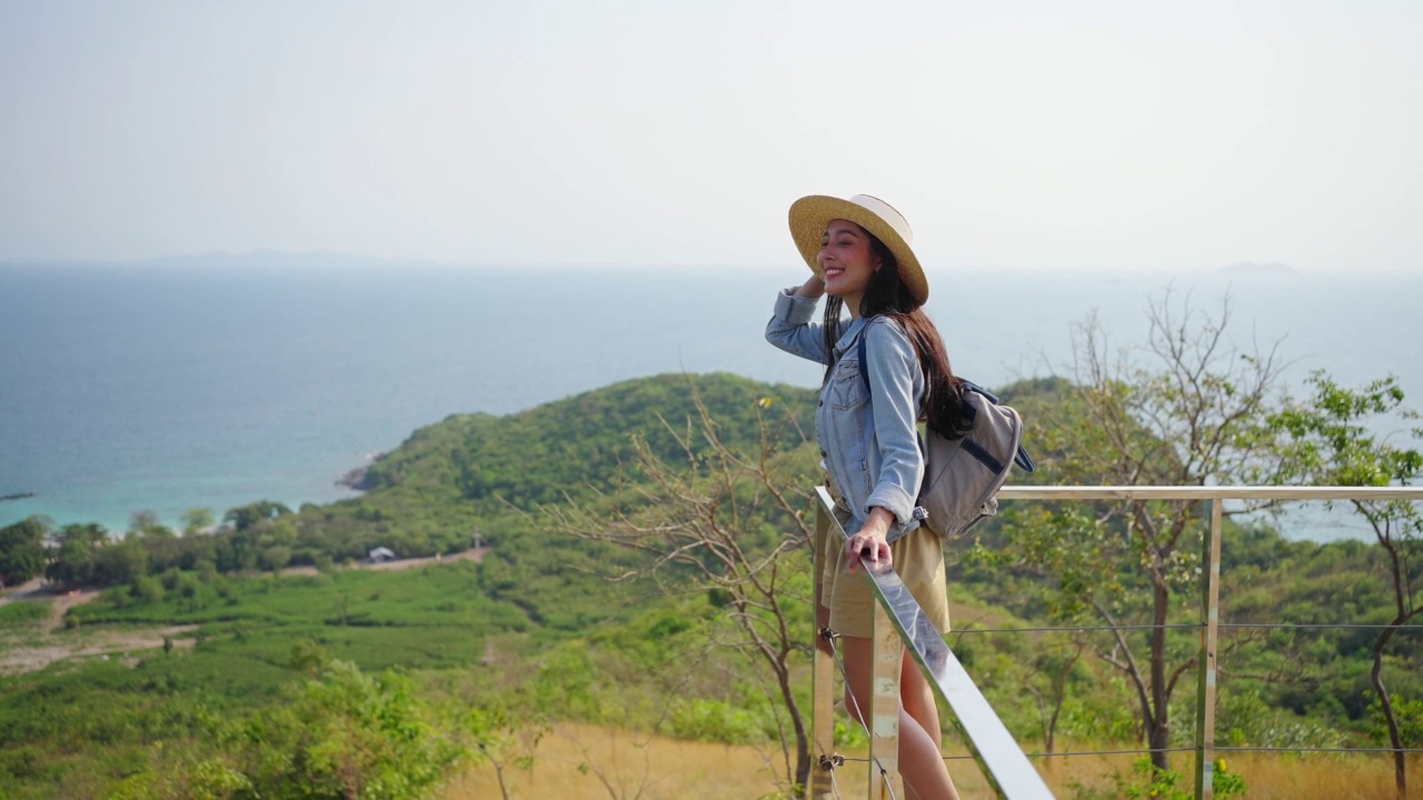 4K炎炎夏日，年轻的亚洲女子独自在热带海岛山上旅行。视频素材