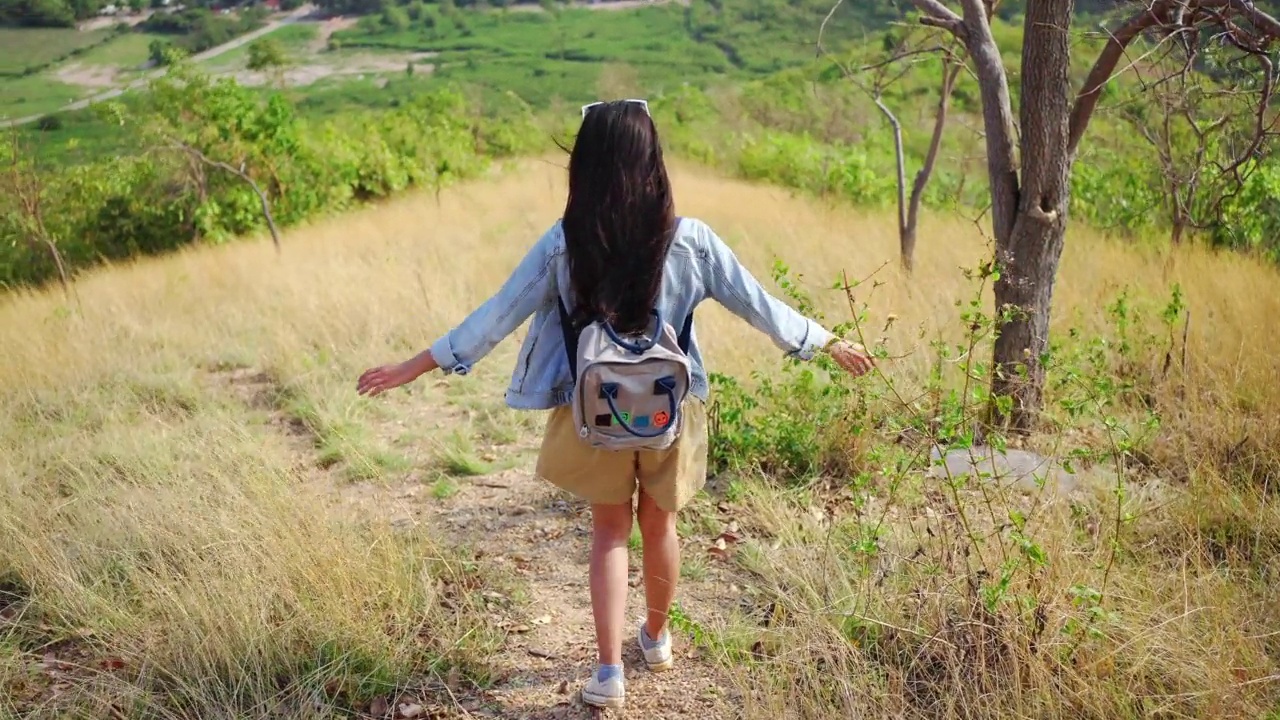 4K炎炎夏日，年轻的亚洲女子独自在热带海岛山上旅行。视频素材